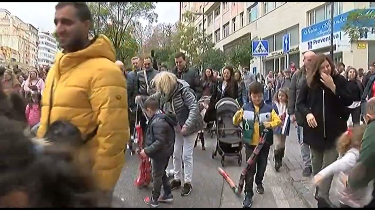 Algeciras cumple un año más con su tradicional arrastre de latas
