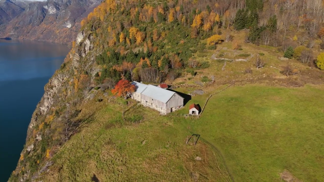 Hjelle og Gården Segestad i Stryn. 18.10.2024
