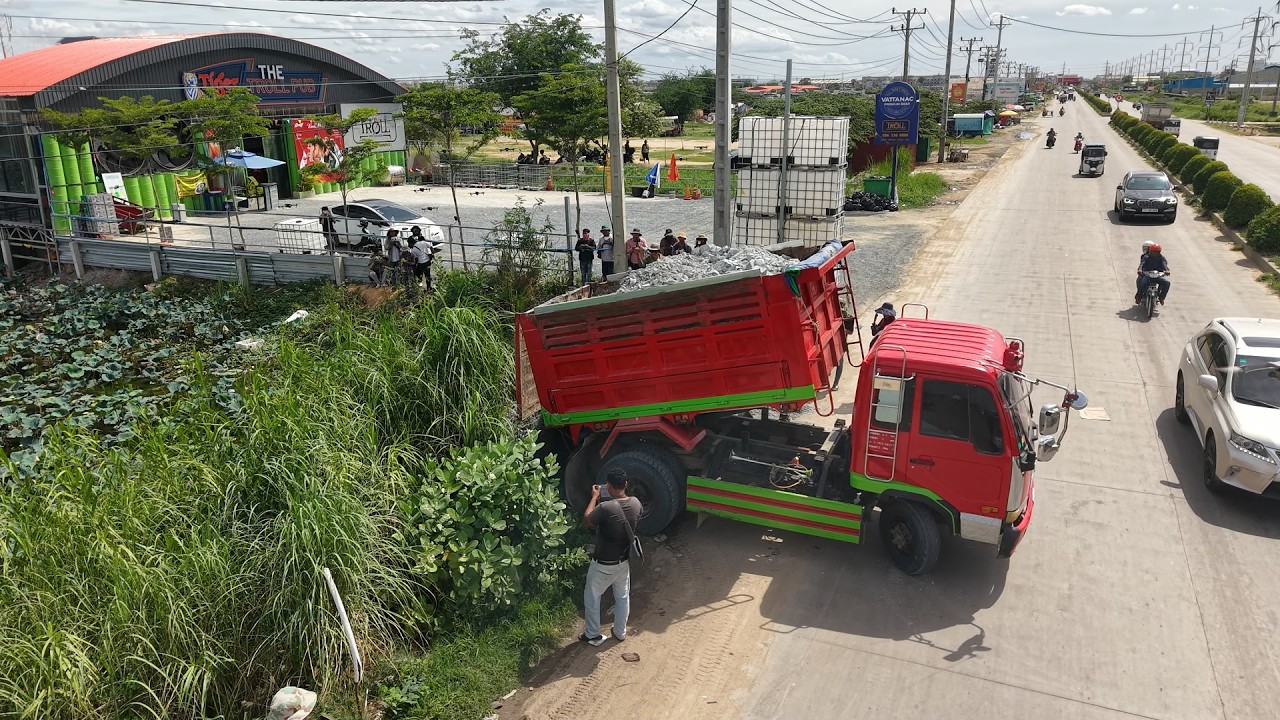 Incredible landfill! Dump Truck 5ton Driver Back Uploading overturned Rescued Bulldozer KOMATS&rsquo;U&hellip;