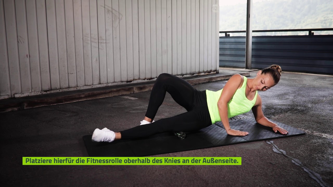 BARMER - Training mit der Fitnessrolle: Oberschenkelau&szlig;enseite