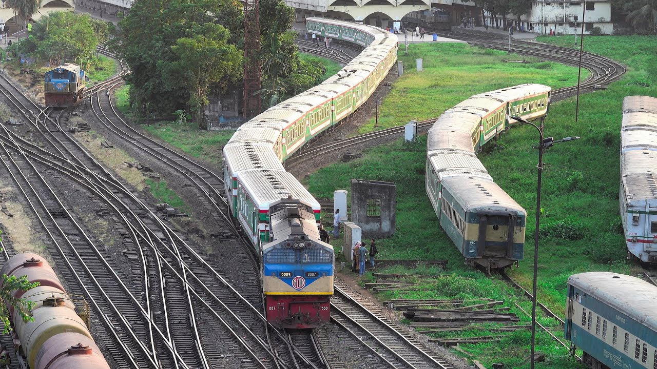 Subarna Express train leaving Dhaka Railway Station || Bangladesh Railway