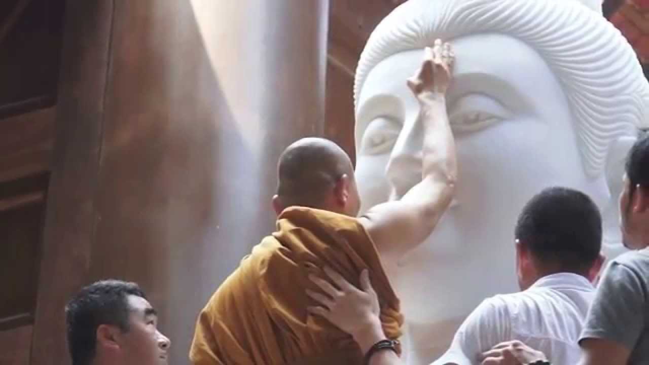 อัญเชิญพระประธานหินขาวขึ้นสู่อุโบสถวัดป่าเจริญราช