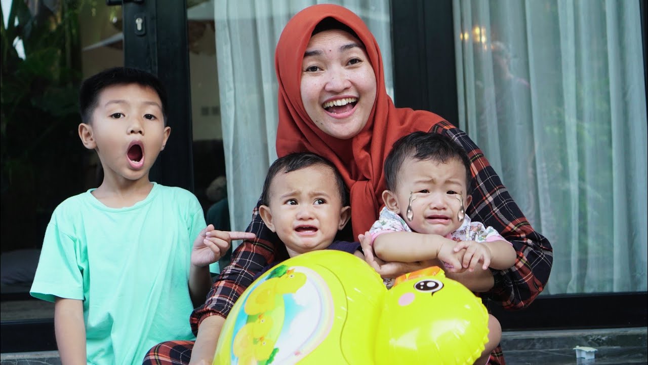 DUA BAYI LUCU BERMAIN 👶 NANGIS REBUTAN MAINAN DAN BALON BEBEK | Davino Vlog