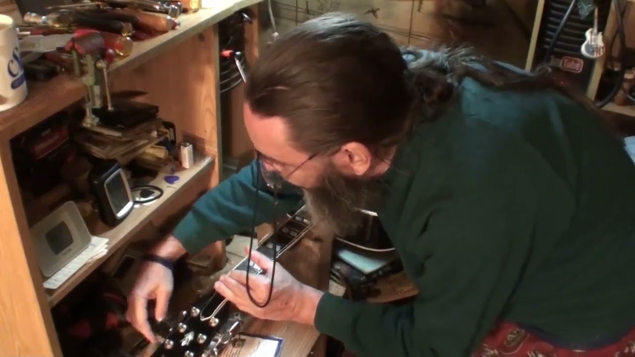 Замеры и установка пластинчатой ​​накладки на акустическую гитару Mitchels, Gibson Hummingbird!