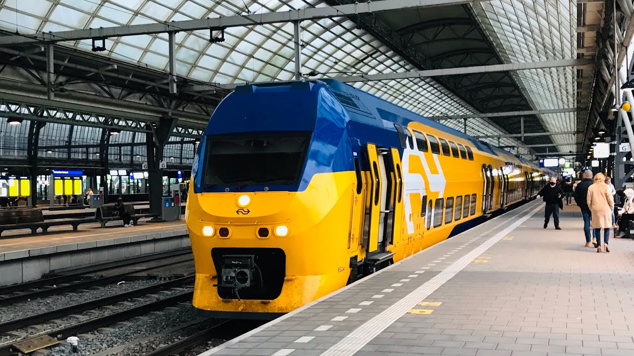 Virmm 2/3 9504 en virmm 9469 vertrekken vanaf station Amsterdam Centraal