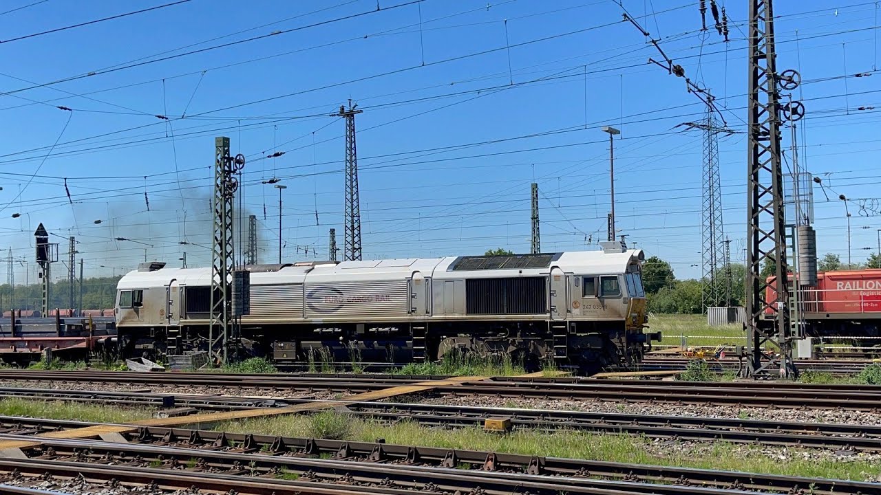 247 035 -9 DB (Euro Cargo Rail) Class 77 rauchend mit Schwerlastwagen durch Oberhausen West