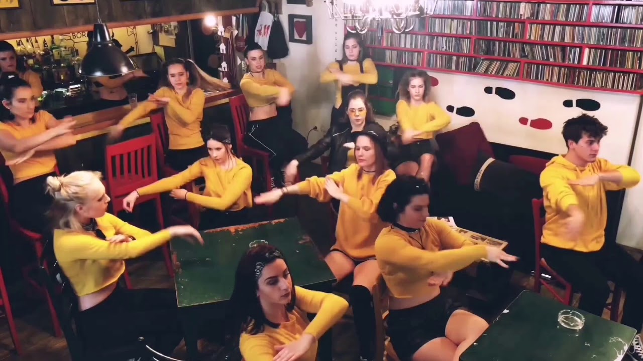 Kiki- mtv promo video, Plesna grupa Flame
