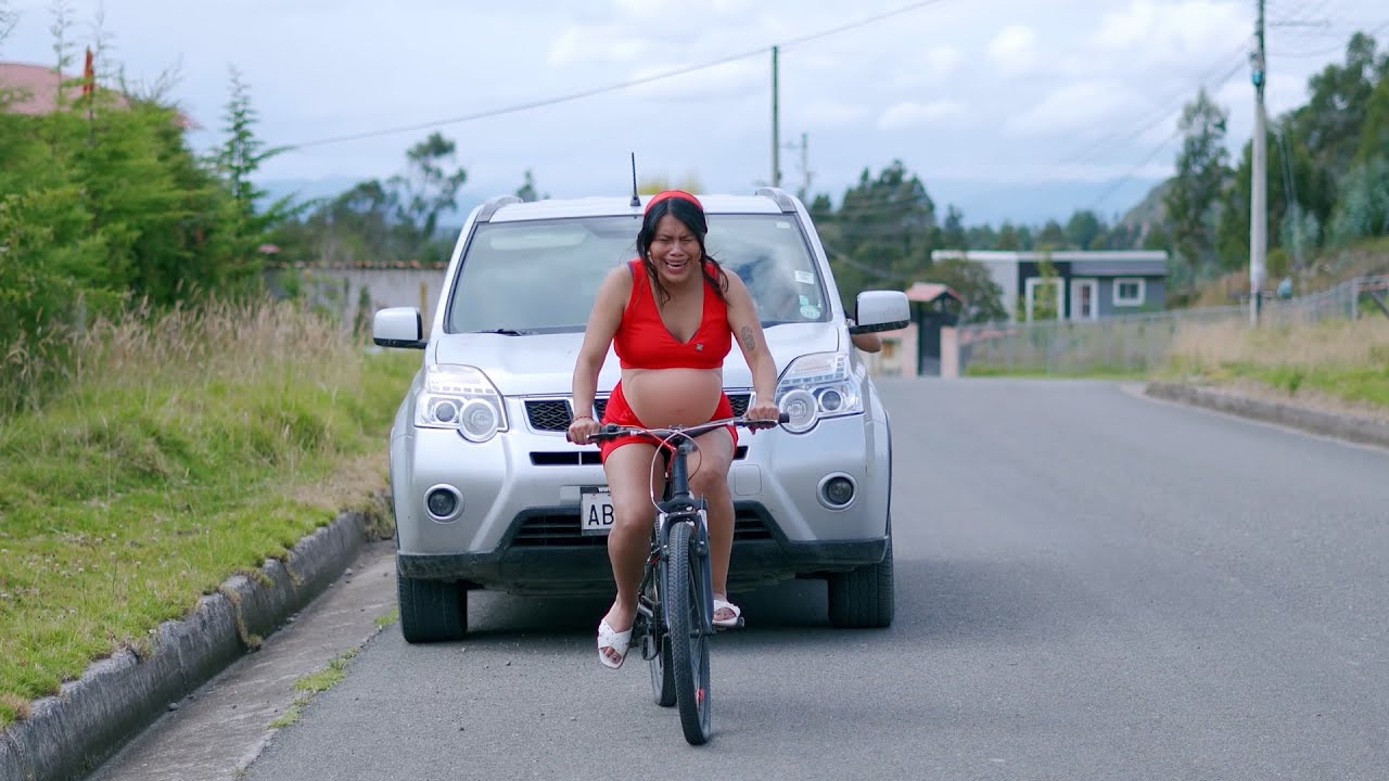 Embarazada va dar a l()z en su bicicleta