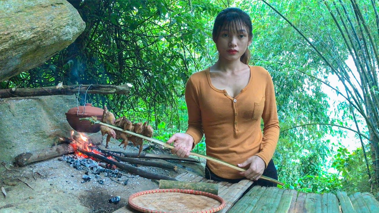 Bushcraft survival build shelter in the Cave, Cook in clay pot, Bird trap - Bushcraft alone rain