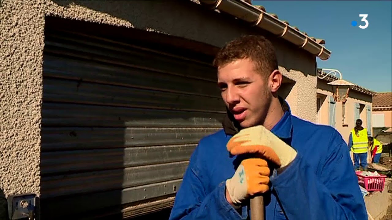 Des adolescents du quartier du Mirail à Toulouse aident à nettoyer les maisons inondées dans l’Aude