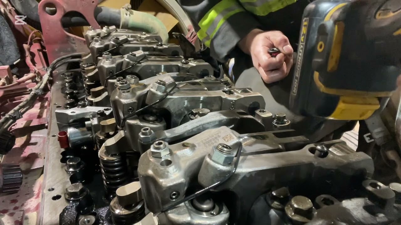 Mack common rail engine MP8 injectors issue engine misfires #mechaniclife #canadalife
