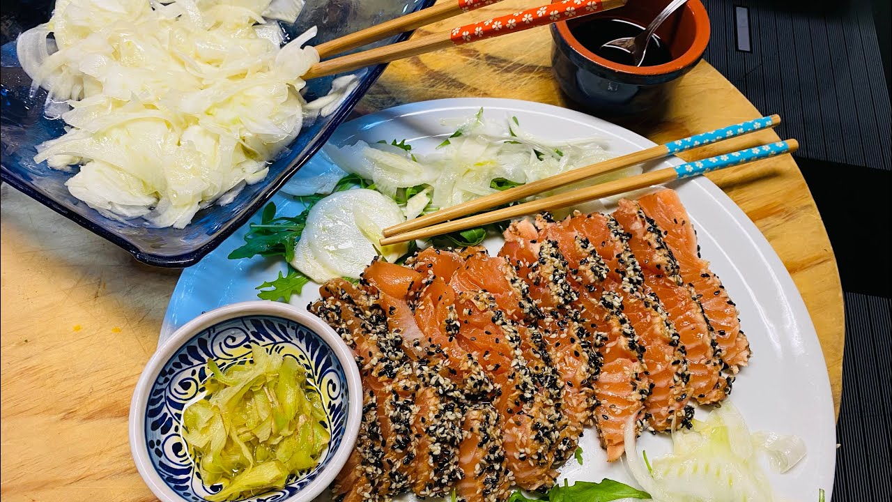 Tataki di salmone in crosta di sesamo con zenzero marinato e finocchi in insalata