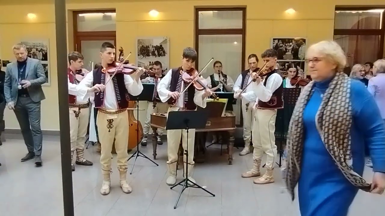 Kdo si tu pěsničku zazpívá, Anička, dušička, nekašli, Tancuj, tancuj, vykrúcaj- Poslanecká sněmovna