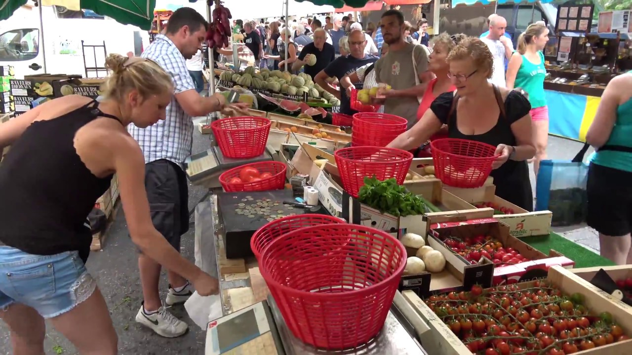 Sur le Marché de Guillestre dans les Hautes Alpes