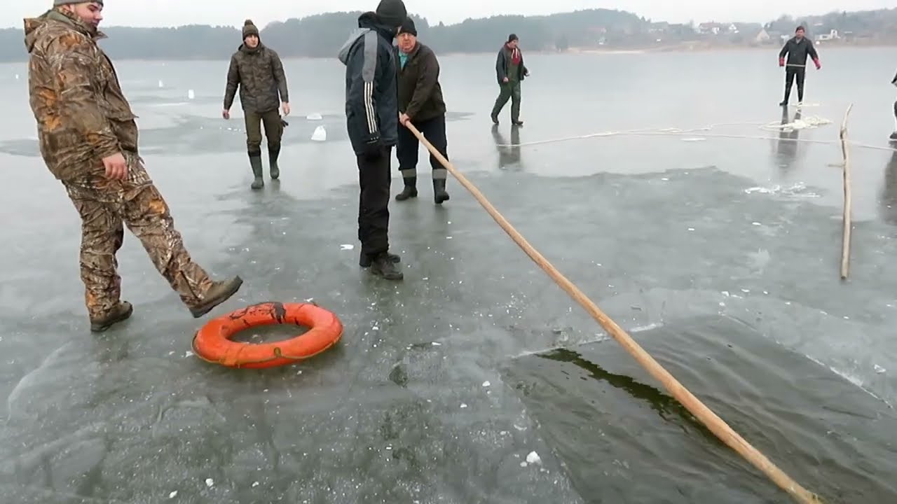 Odłowy pod lodem.