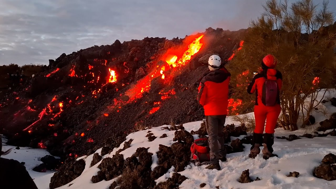 Etna in eruzione, la lava tra neve e rocce: fascino e pericoli per gli escursionisti