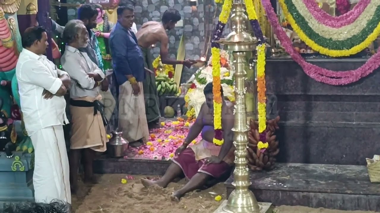 பெருமாள் சுவாமி வரத்து கோட்டாறு தான் கடந்து பெருங்குளத்தில் நீராடி வரும் பெருமாள் சுவாமி