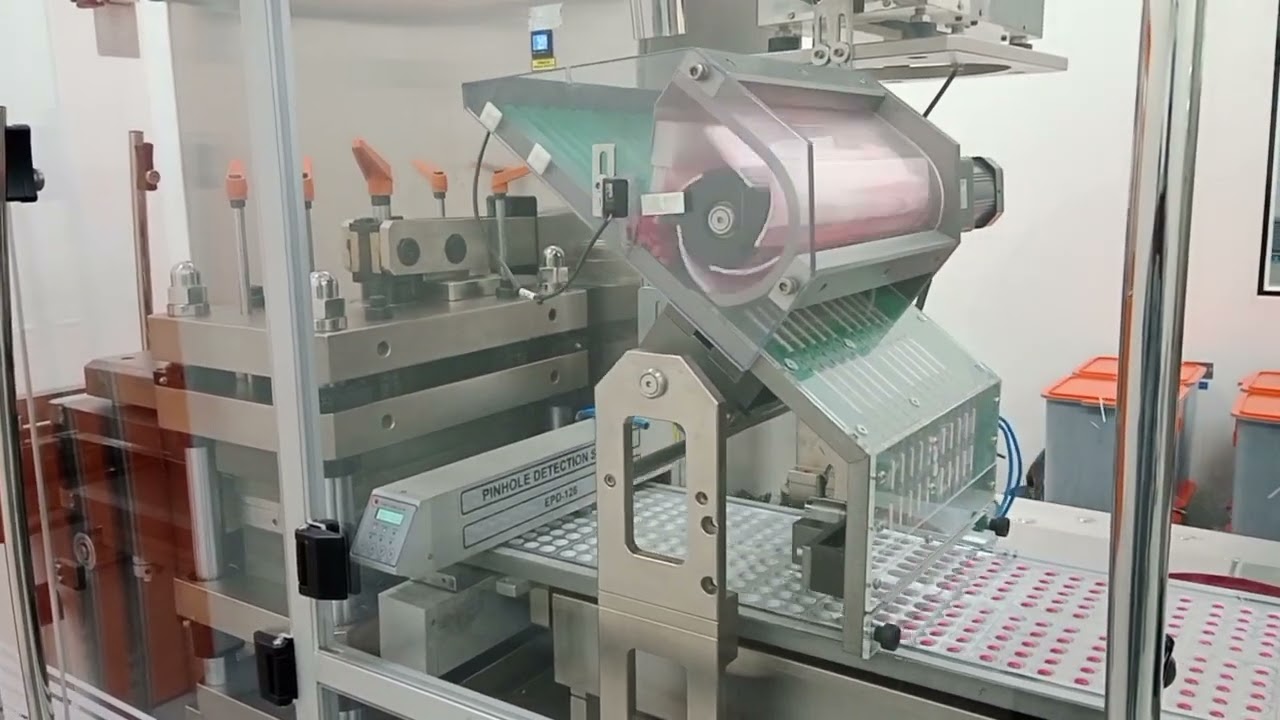 अलुमिनियम फॉइल में EP3015 MACHINE पे सिंगलिंग ऑटोमैटिक कैविटी में फील करते हुए चल रहा है मशीन