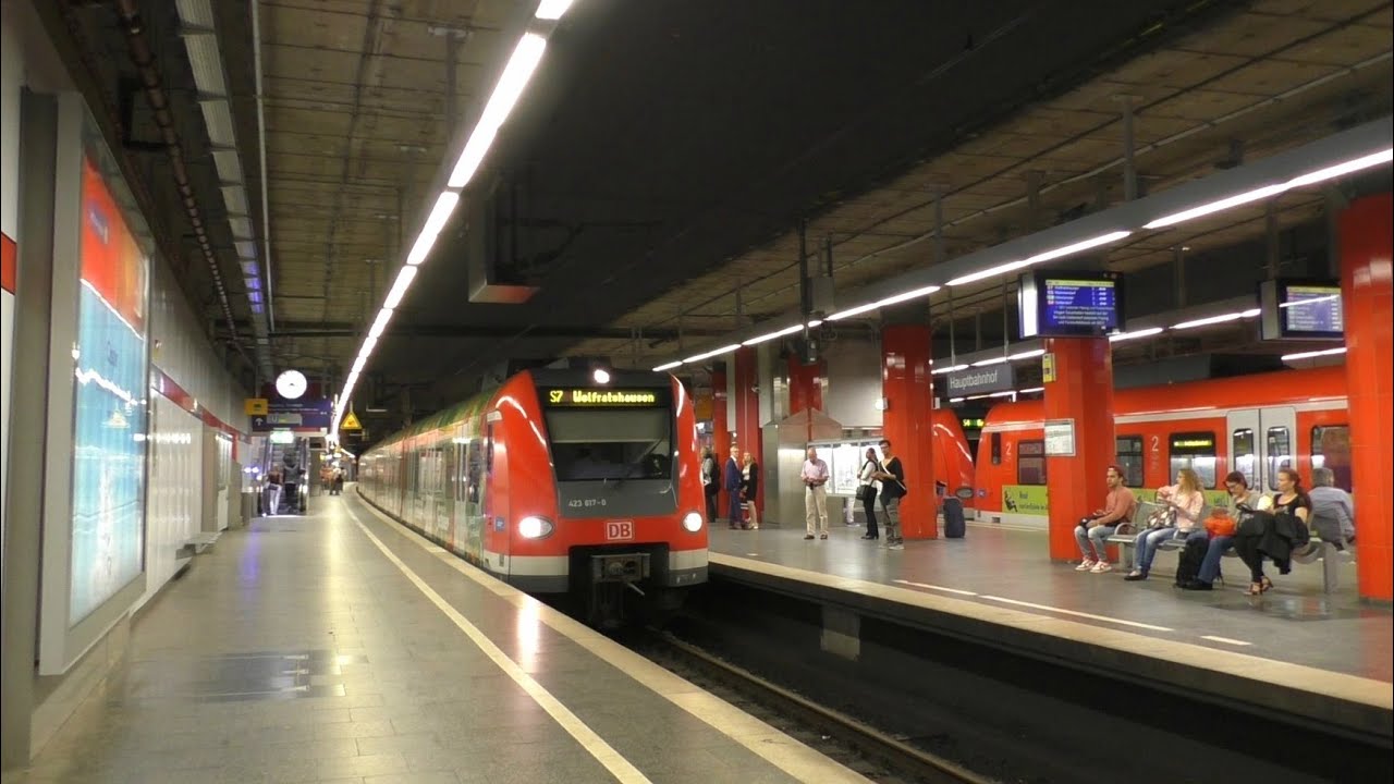 München Hbf (tief) mit der S-Bahn München (Azubiyo Werbezug und weitere Werbezüge)