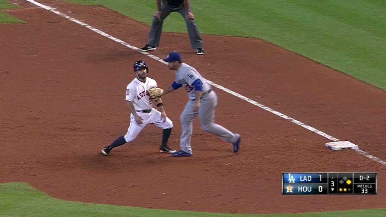 LAD@HOU: Kershaw picks off Altuve to end the 3rd