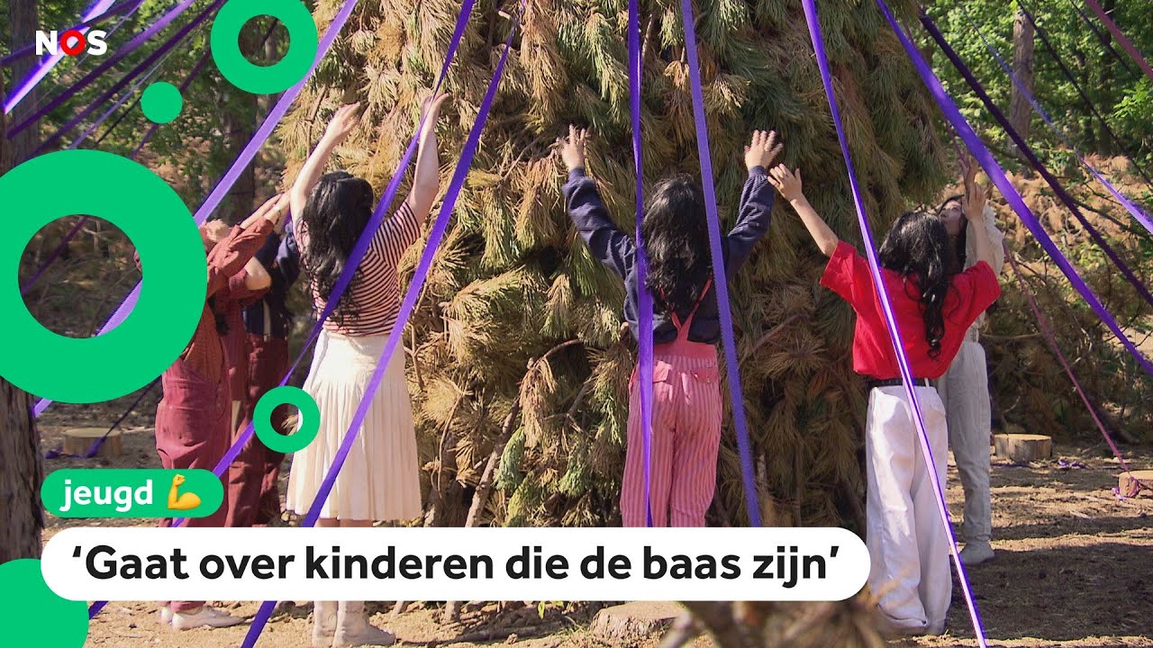 Kinderen spelen in toneelstuk tijdens Oerol-festival