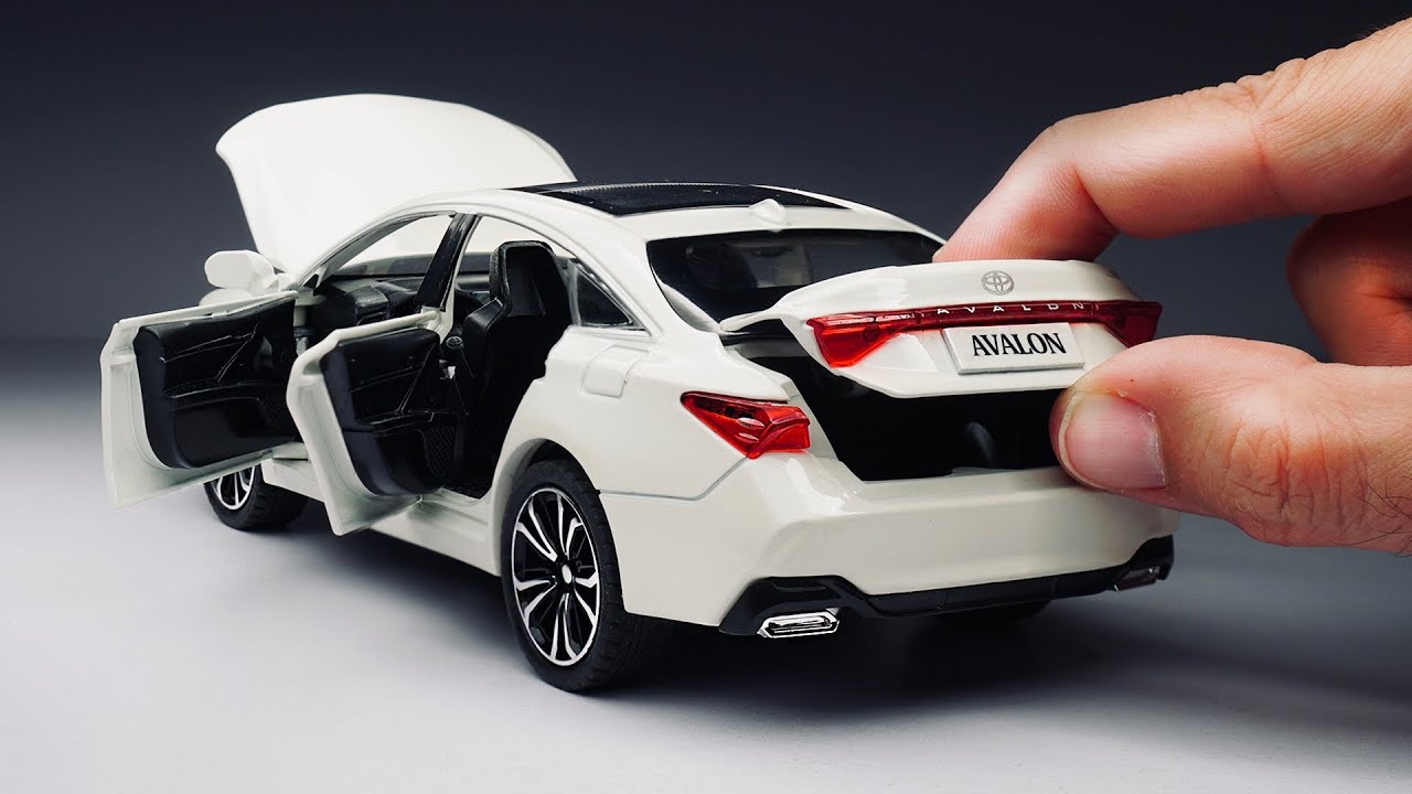 Unboxing of Toyota Avalon Limited Ed 1:24 Scale Diecast Model Car