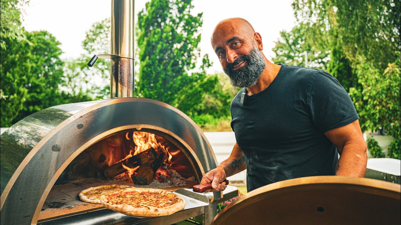 Vi bakade pizza från grunden i vår nya pizzaugn utomhus
