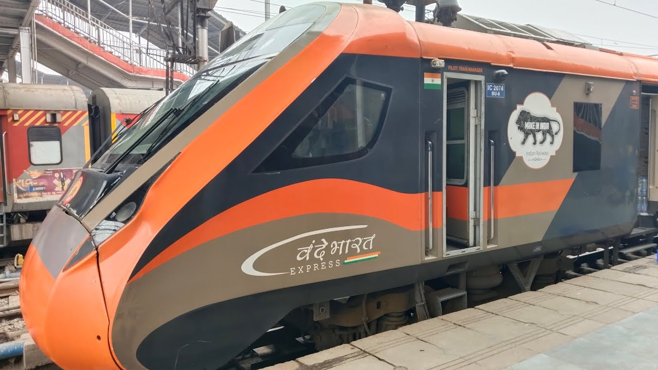 22426 Anand Vihar to Ayodhya Cantt Vande Bharat Express Departure from Lucknow #vandebharat #train 