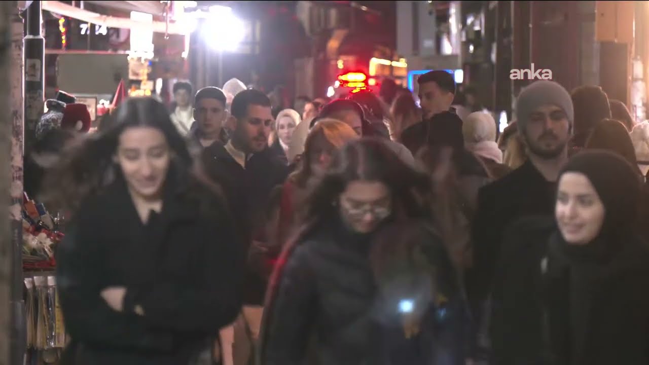 Yeni yıla saatler kala İzmir Alsancak sokakları | İzmir