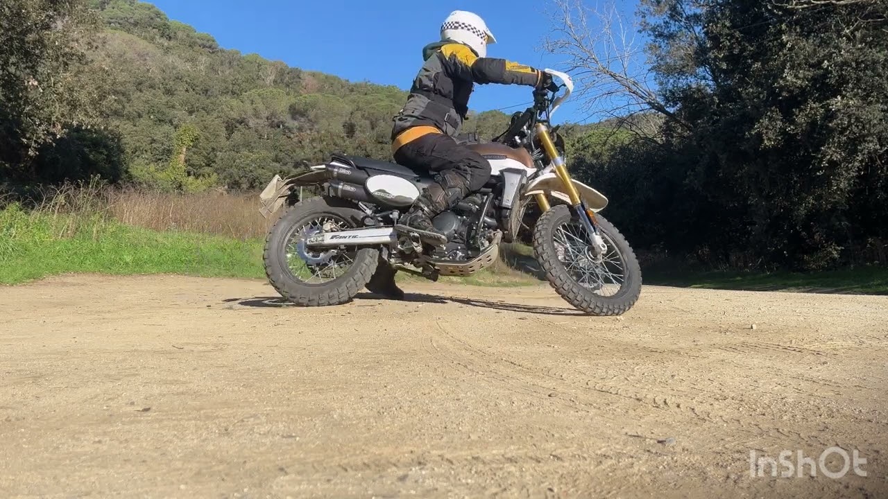 Intentos de giro derrapando, en off road. Con la Fantic Caballero 500