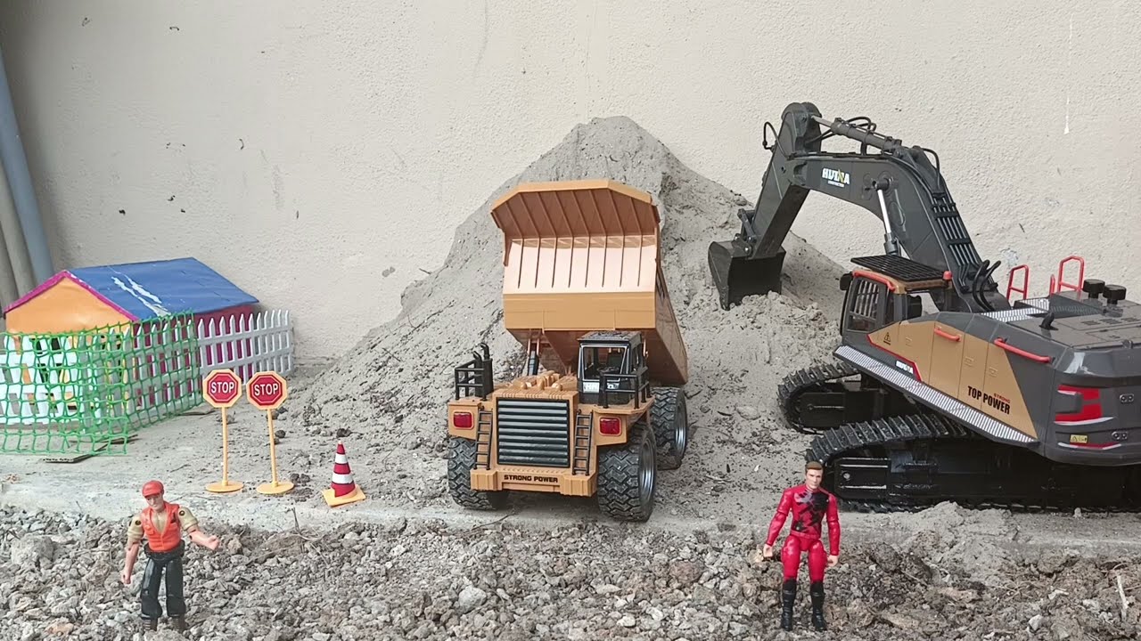 The amazing RC tractor started working again with all the workers 