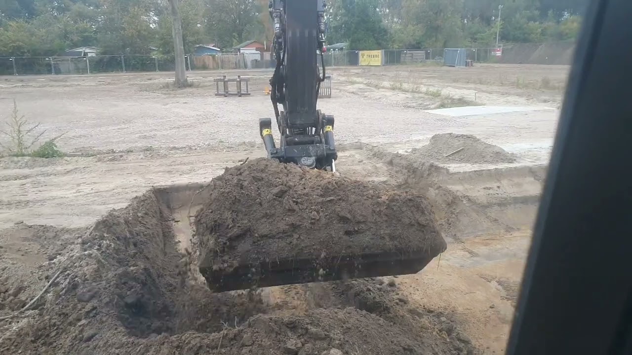 Bouwputten graven in Heiloo (NH)  met Volvo ec160 el