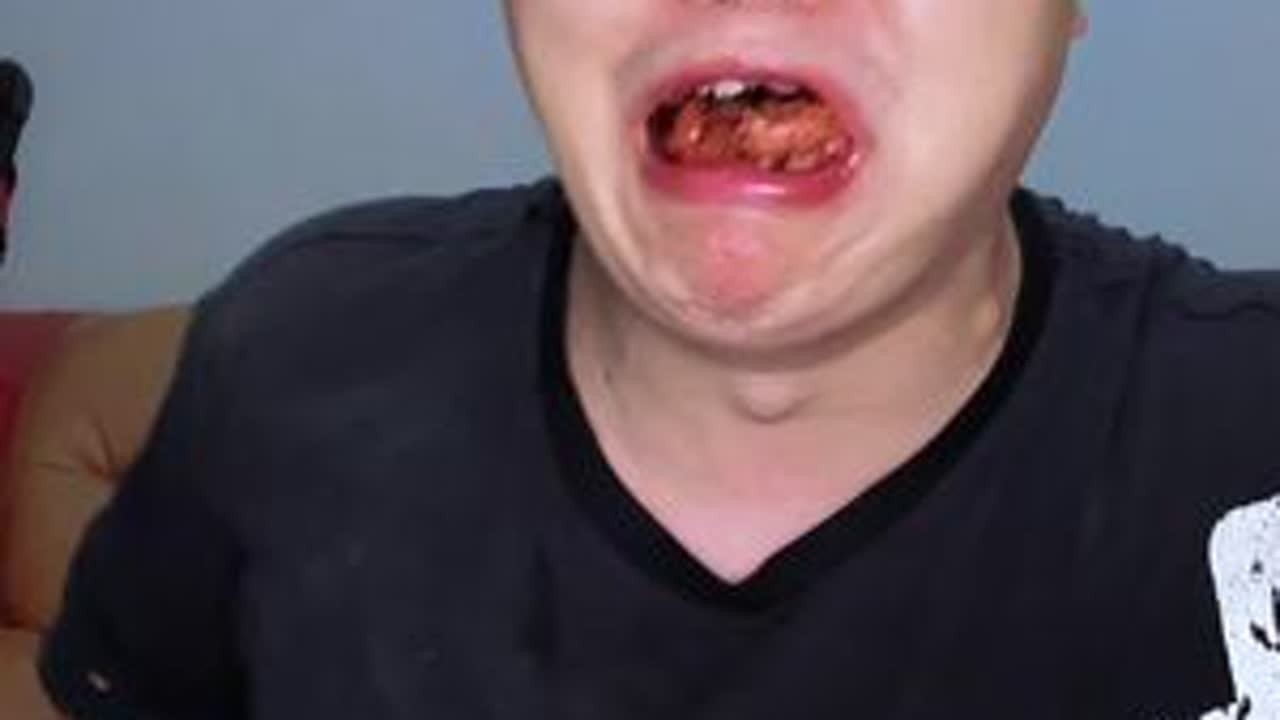Si神一号辣条，没难度啊，依旧是小卡啦咪！我真的很想知道辣是什么感觉，怎么就这么难呢？#美食测评 #死神一号辣条 #试吃 #美食挑战 #谁懂这一口的好吃程度