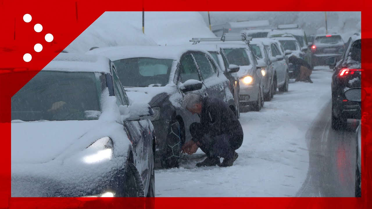 Pasquetta con una bufera di neve al passo del Foscagno, auto in difficoltà
