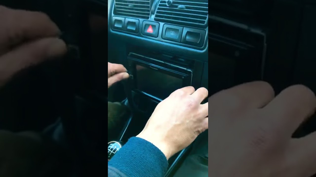 Comment faire pour Retirer un écran ou une autoradio en moins de 30 sec sans le Materiel d origine