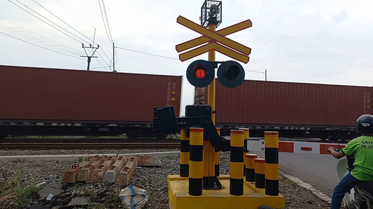 Kereta Petikemas Muatan Berat Dan Panjang || Papasan KA	44	Taksaka	Relasi	Gambir	-	Yogyakarta
