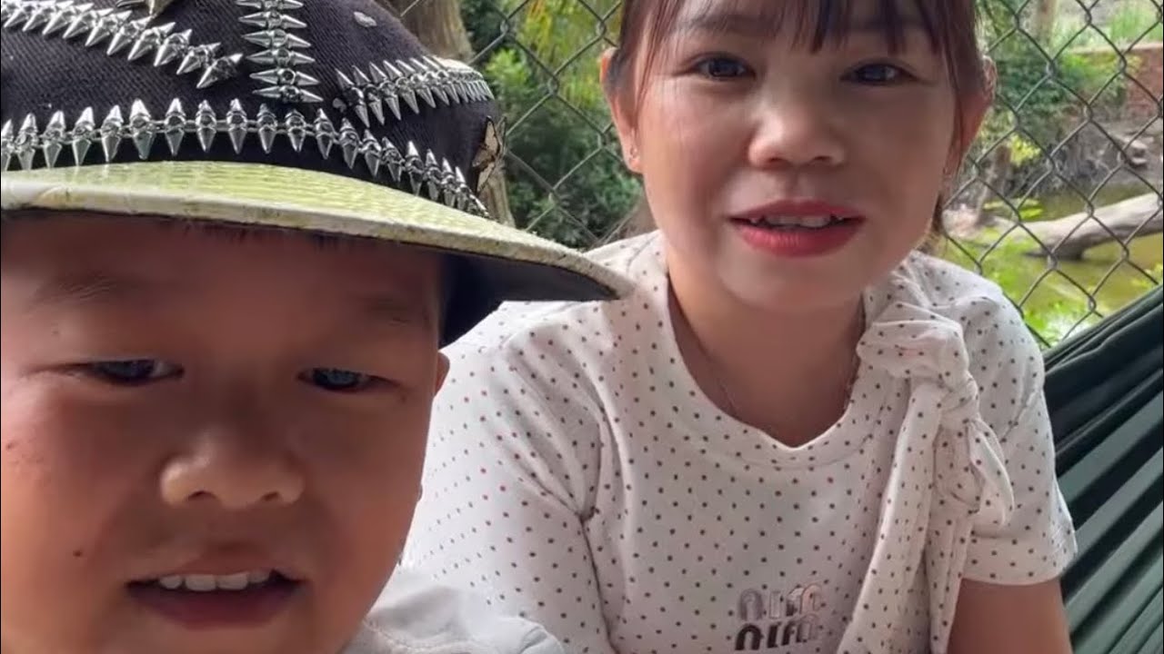 C&ocirc; Chủ Nhỏ ph&aacute;t trực tiếp tr&ograve; chuyện c&ugrave;ng kh&aacute;n giả