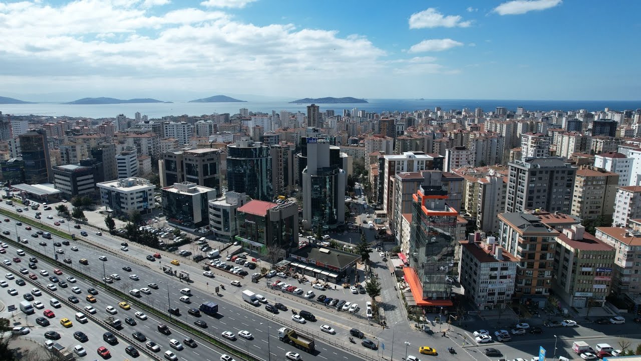 Kozyatağı Plazalar Bölgesi'nde Satılık Komple Plaza