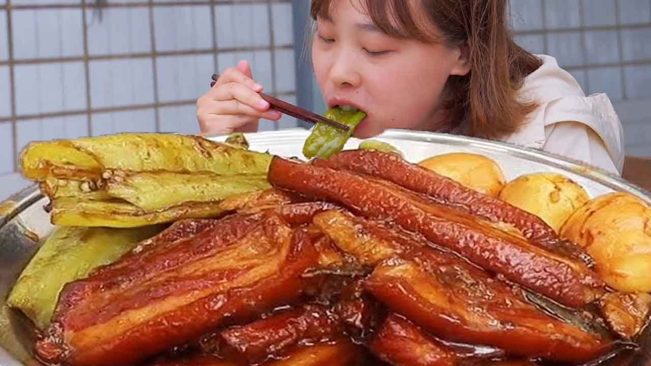 秋妹今天弄個把子肉，噴香滷汁兒配上大塊肉片，一口下去滿嘴流油太香了！ 【顏美食】