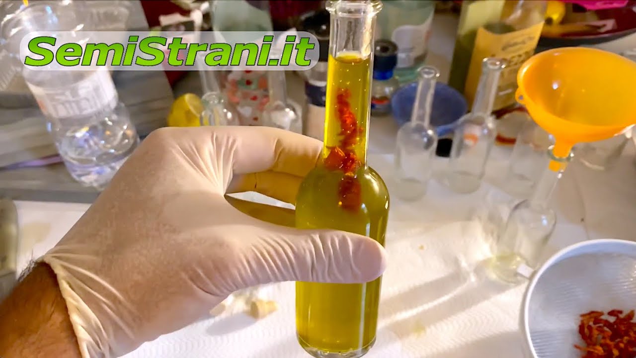 SemiStrani.it - Come fare una bottiglia di Olio Piccante / How to make a Hot Spicy Oil of Olive