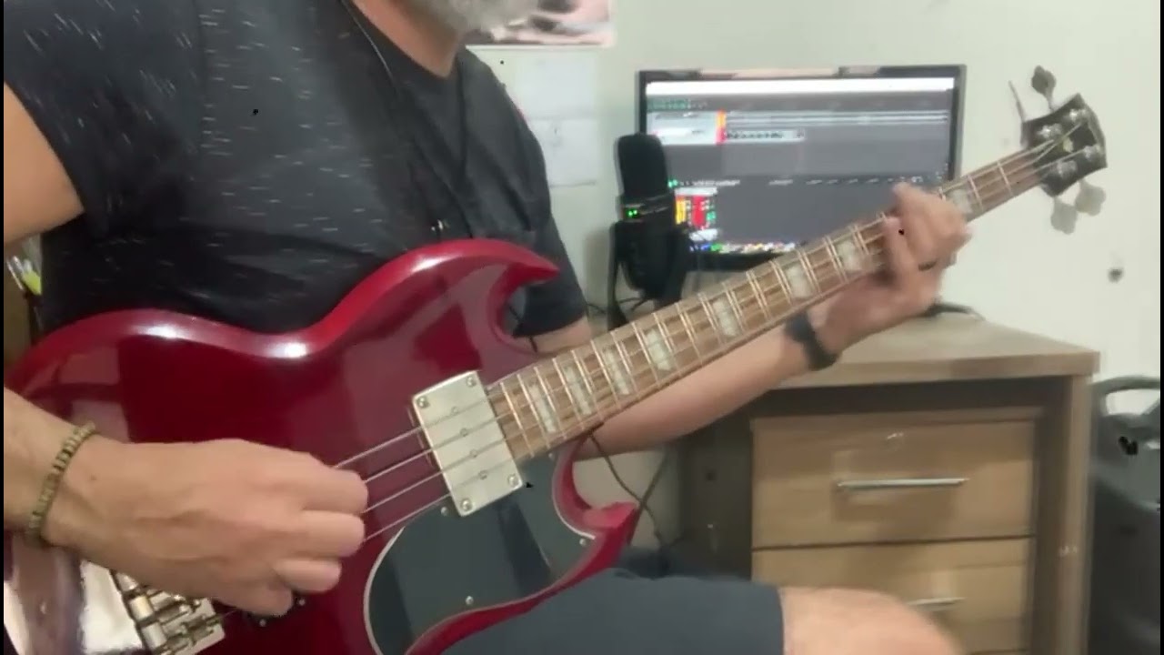 take on me - A ha ( Roger De Assis bass cover )