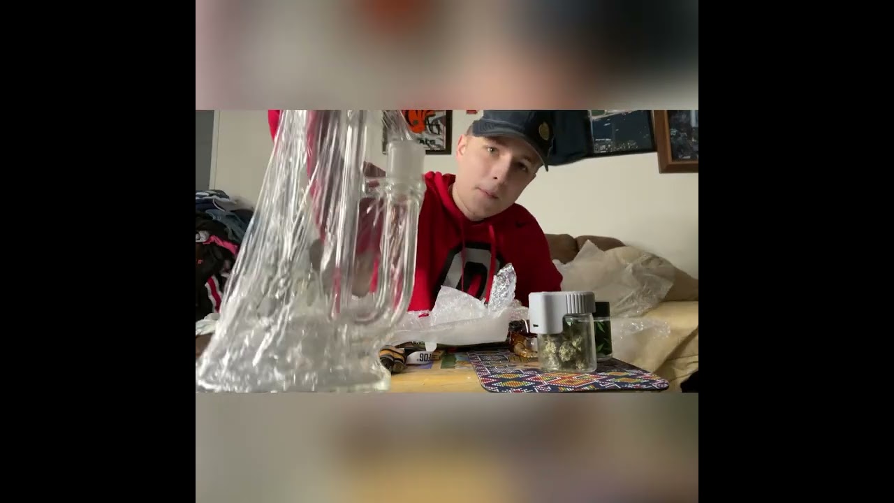 Unboxing A New Bong From Thickassglass!