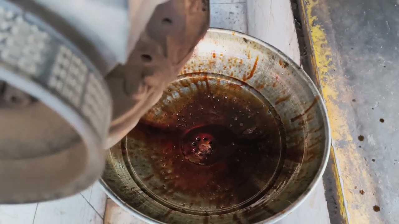 Trocando o óleo e engraxando o sistema.