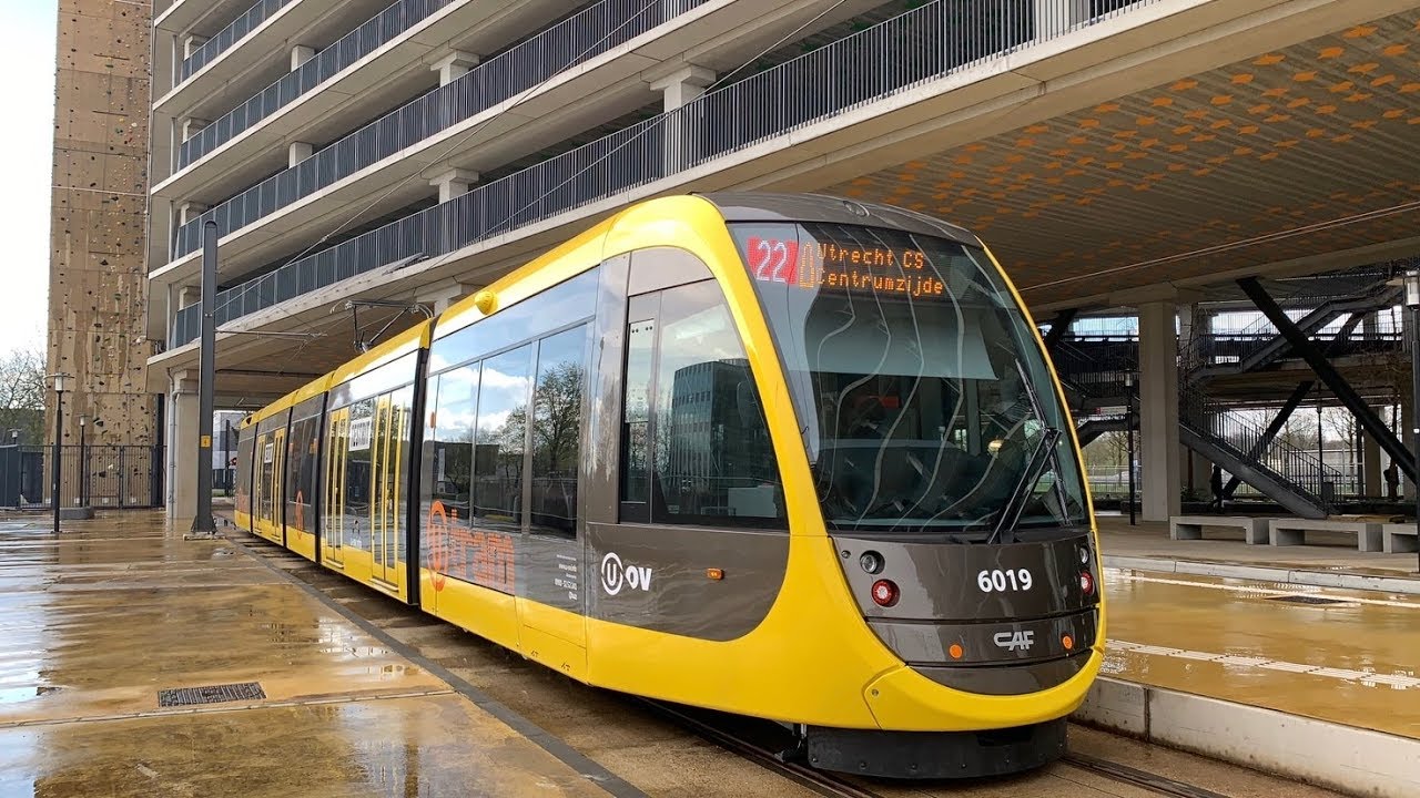Trams op de Uithoflijn in Utrecht, CAF Urbos 100 | Stadsbus