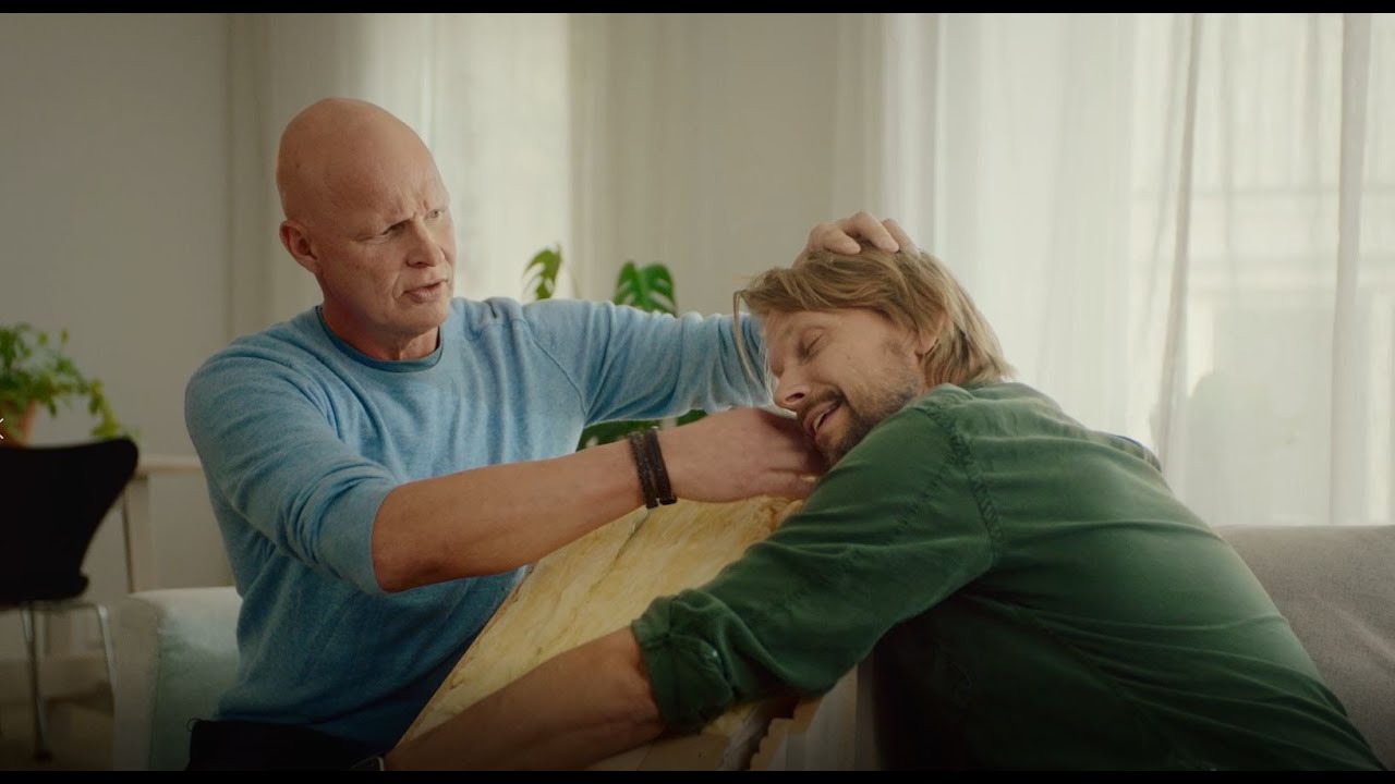 Johnnie och Mattias visar upp Villa Linnéa