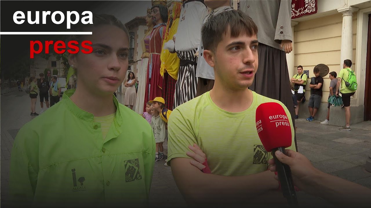 Alcalá de Henares exhibe sus gigantes y cabezudos con un pasacalles y charanga