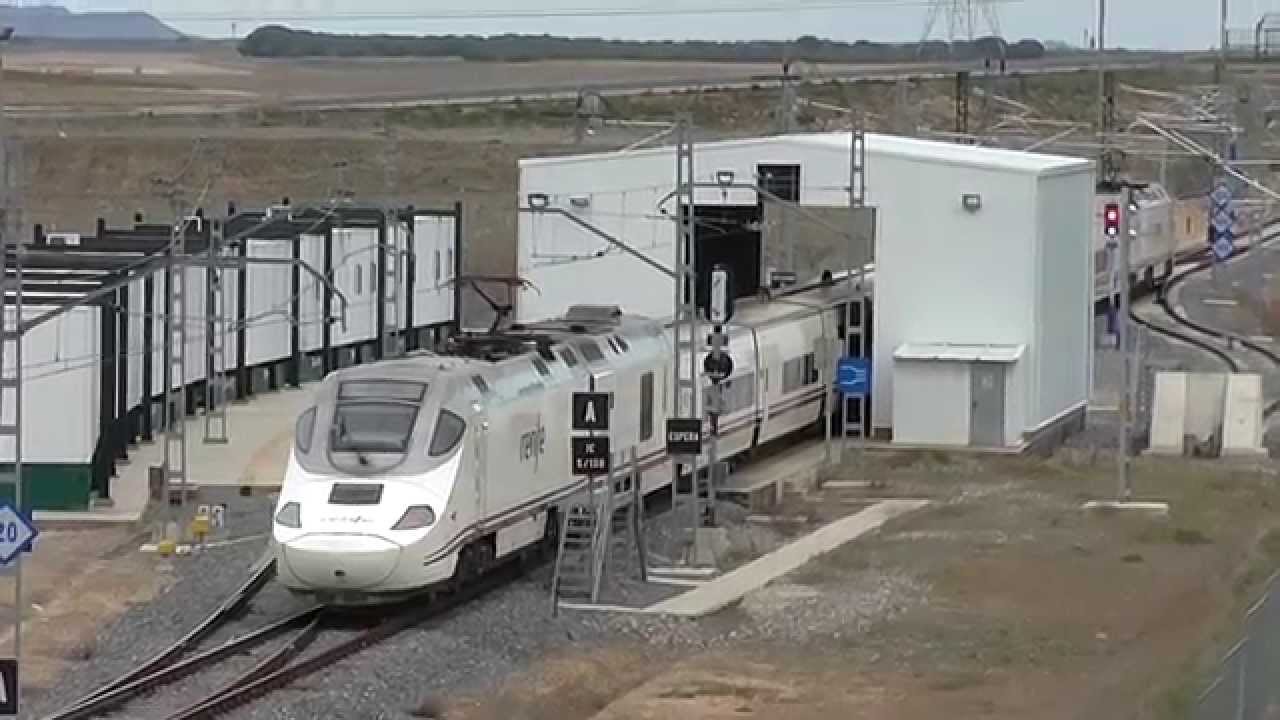 Renfe Alvia - 730 en el cambiador de ancho de Medina del Campo