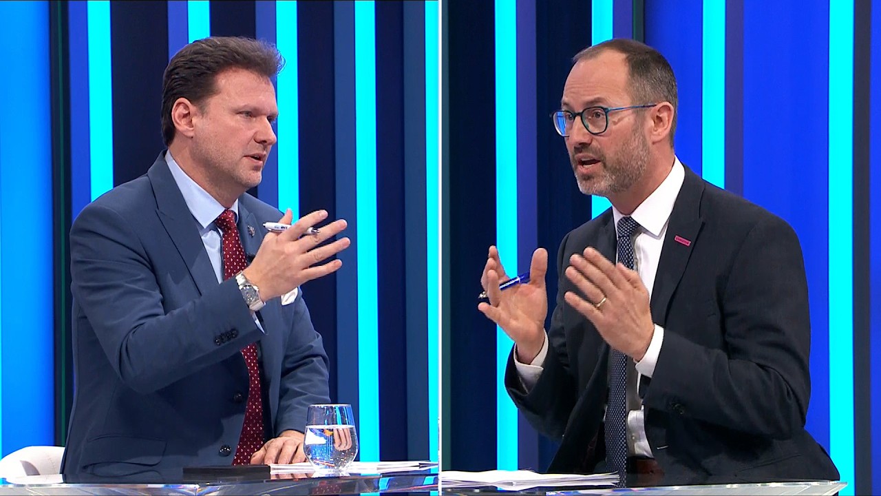 Sledujte ŽIVĚ Partii s Vondráčkem a Farským. Končí s Červeným válka s Hradem?