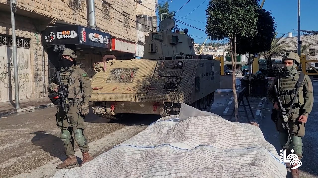 قوات الاحتلال تفرض إغلاقاً على عدة أحياء بالمنطقة الجنوبية في الخليل وتغلق طرقاً بالبوابات الحديدية
