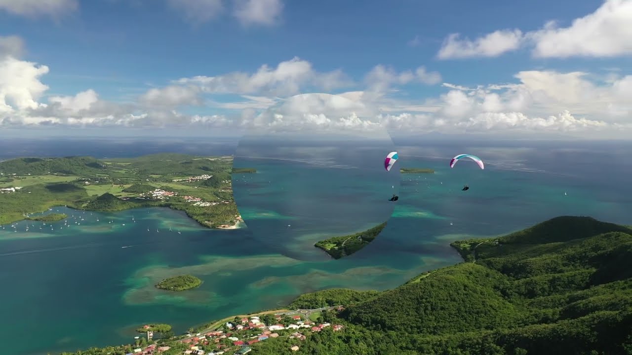 Parapente au-dessus de la baie du Marin, en Martinique